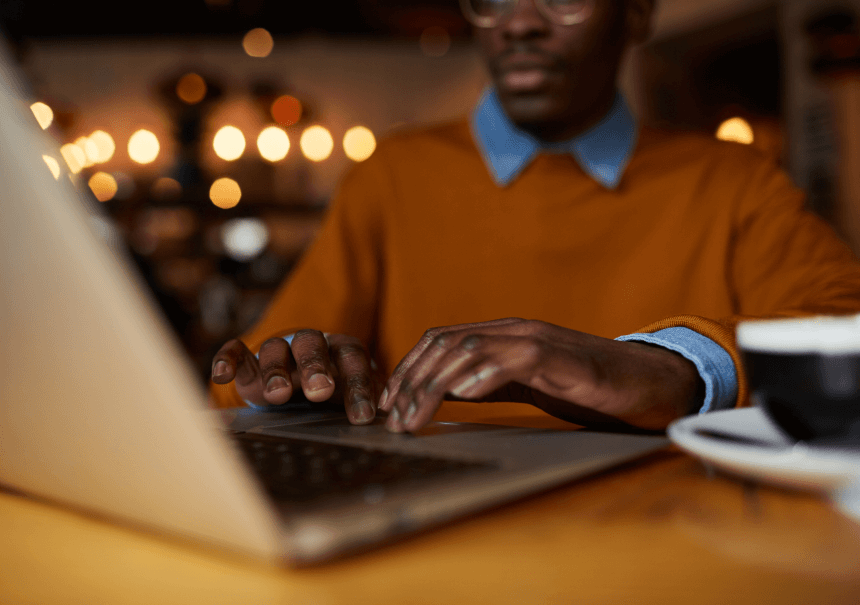 Immagine che raffigura una persona che aggiorna i contenuti su uno schermo del computer. Scopri come rinfrescare i vecchi contenuti e aumentare il traffico del tuo sito web. Migliora le prestazioni del tuo sito web con queste strategie