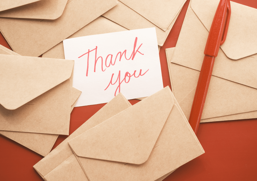 Nel settore aziendale, scrivere e-mail di ringraziamento è utile in più occasioni, ad esempio quando vuoi ringraziare qualcuno per aver effettuato un ordine o essersi iscritto alla newsletter. Le e-mail di ringraziamento dimostrano che ti prendi cura dei tuoi clienti e apprezzi fare affari con loro. In questo articolo ti mostreremo come scrivere un'e-mail di ringraziamento perfetta e cosa dovrebbe includere.