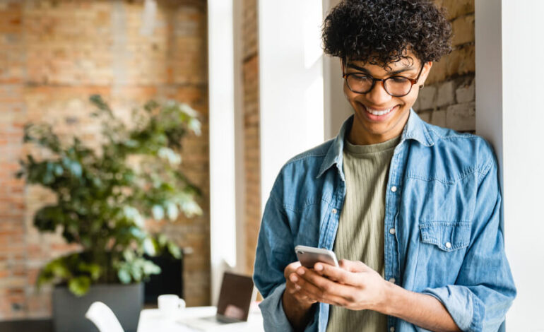 Come raggiungere i clienti e-commerce tramite app mobile e SMS?