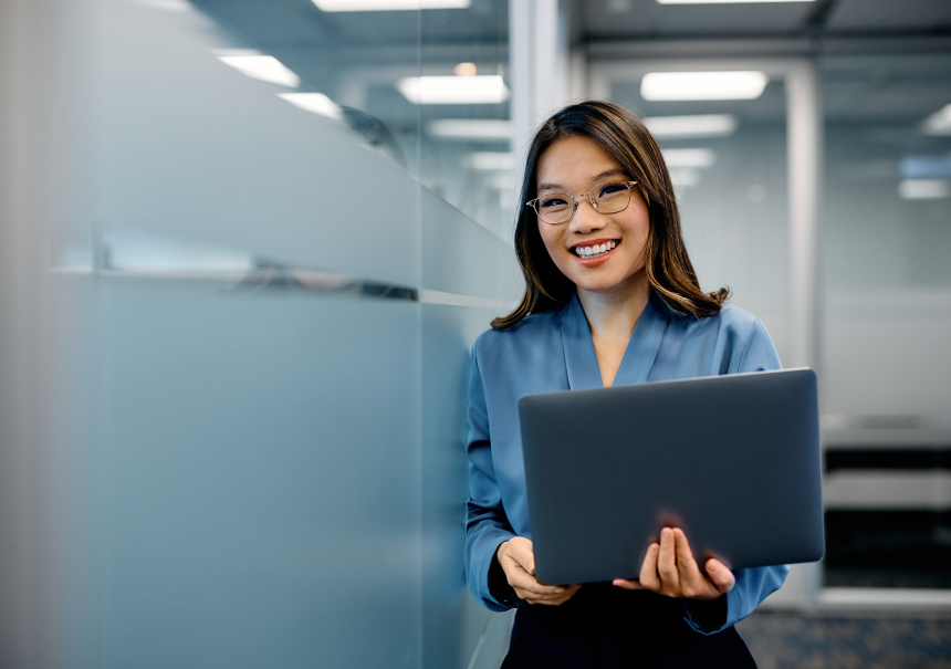 Specialista marketing che utilizza iPresso per il recupero di moduli abbandonati in ufficio.