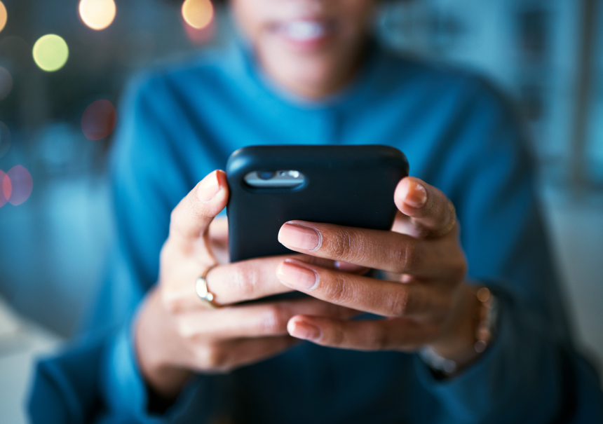 Donna che utilizza uno smartphone con WhatsApp – marketing automation su WhatsApp con iPresso